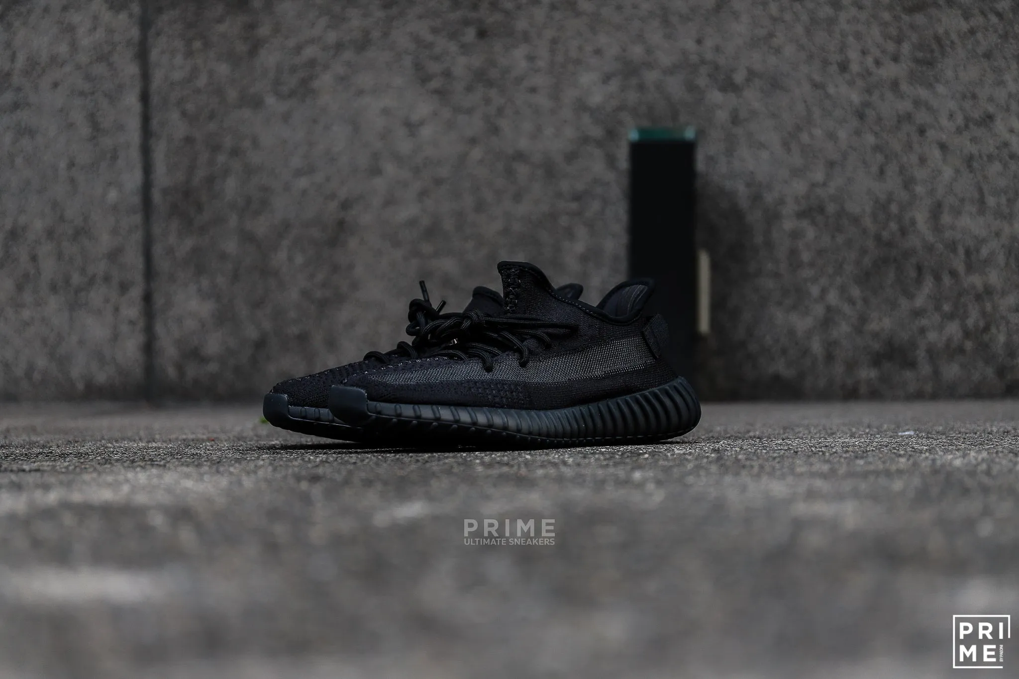 Yeezy 350 V2 ONYX (HQ4540)